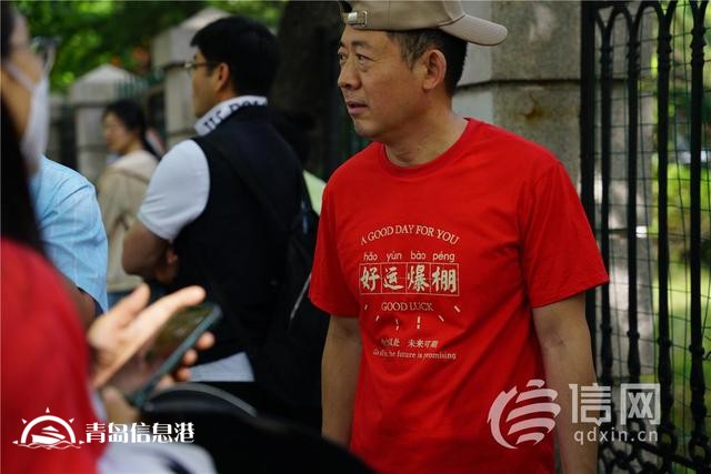 直擊高考：旗袍、紅T恤還不夠 有家長帶上萌寵來送考
