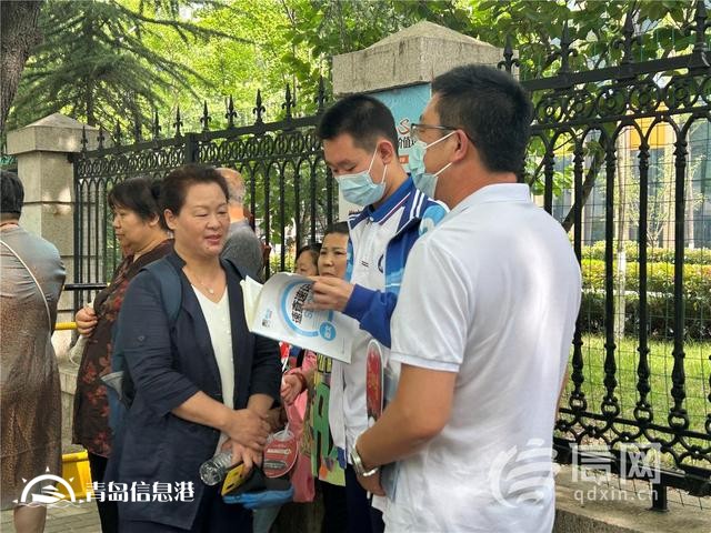 直擊高考：旗袍、紅T恤還不夠 有家長帶上萌寵來送考