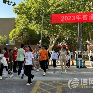 直擊高考：英語考試結束 物理老師提醒明天提前一小時開考