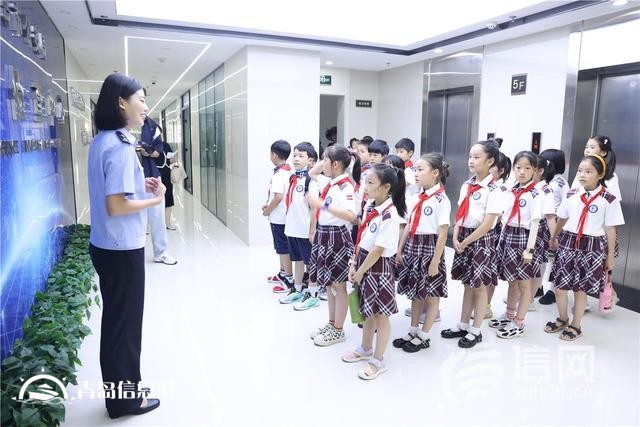 鎮(zhèn)小學(xué)子走進(jìn)青島反詐中心 沉浸式體驗電詐辦案現(xiàn)場