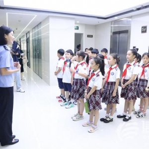 鎮(zhèn)小學(xué)子走進青島反詐中心 沉浸式體驗電詐辦案現(xiàn)場