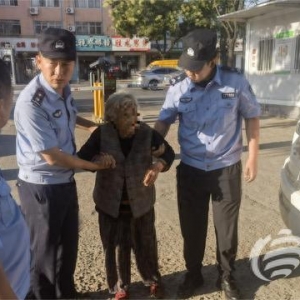 九旬老人獨(dú)自出門不慎受傷 城陽(yáng)警方緊急將其送往醫(yī)院
