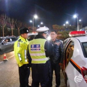 飲酒司機(jī)躲查車沖進(jìn)死胡同 檢測(cè)后方知還沒(méi)達(dá)標(biāo)