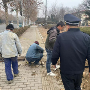 違規(guī)挖掘人行道不可取，開發(fā)區(qū)中隊黨支部依法查處