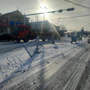 雪天慢行！南村鎮(zhèn)修復(fù)事故受損護欄