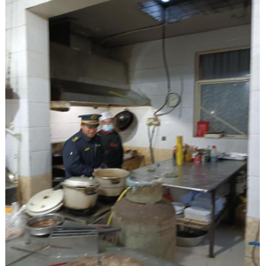 “信用+執(zhí)法”隨意處置餐廚垃圾要不得！云山中隊開展餐廚垃圾專項整治 ...
