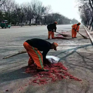 全力清理煙花爆竹殘屑，守護(hù)城鎮(zhèn)清潔