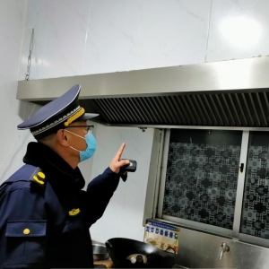 平度市東閣街道執(zhí)法中隊(duì)整治餐飲油煙污染，改善人居環(huán)境