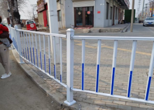 護(hù)欄受損及時(shí)修復(fù)，道路出行安全為先
