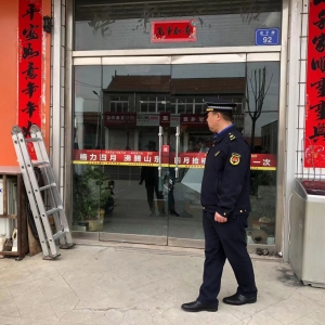 清理“牛皮癬”做城市的美容師