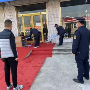 執(zhí)法+信用治理店外經(jīng)營(yíng)行為 營(yíng)造整潔鎮(zhèn)容環(huán)境