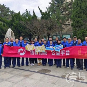 遼源路街道開展便民服務(wù)大集 交警向居民普及假期文明出行知識