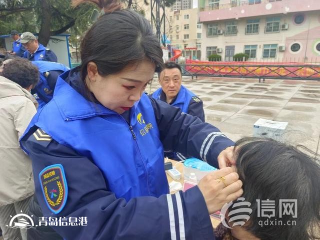 遼源路街道開展便民服務大集 交警向居民普及假期文明出行知識