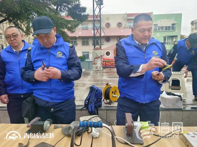遼源路街道開展便民服務大集 交警向居民普及假期文明出行知識
