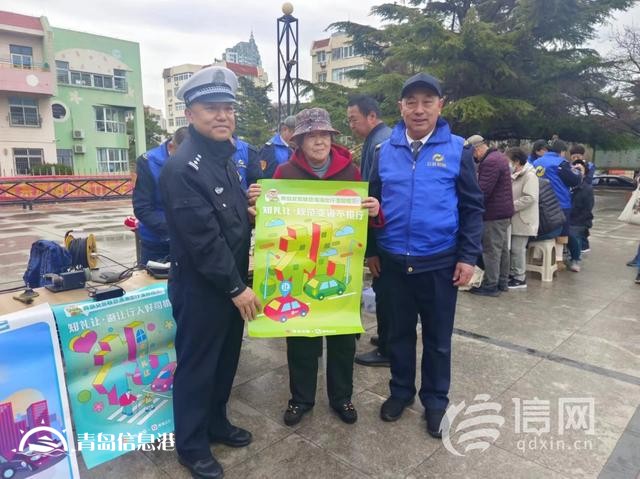遼源路街道開展便民服務大集 交警向居民普及假期文明出行知識