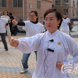 弘揚(yáng)中國傳統(tǒng)文化 青島即墨城西一社區(qū)開展公益授拳活動(dòng)