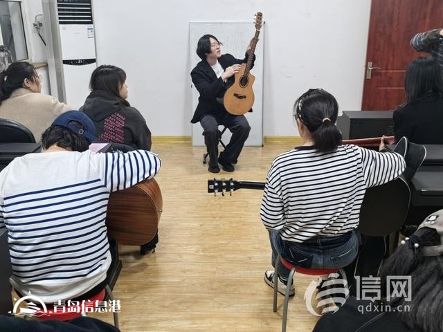 白天上班晚上學(xué)特長 青島市北區(qū)藝術(shù)夜校受到市民追捧