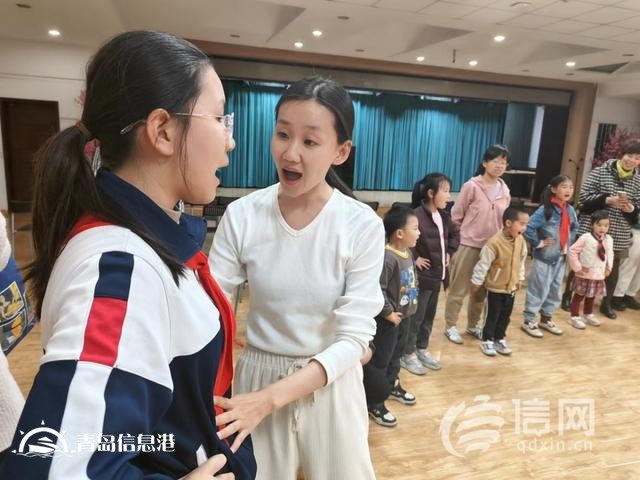 白天上班晚上學(xué)特長 青島市北區(qū)藝術(shù)夜校受到市民追捧