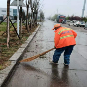 雨天作業(yè)不停歇，全力恢復轄區(qū)環(huán)境衛(wèi)生