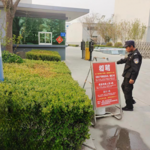 同和執(zhí)法中隊巡查違規(guī)設(shè)置廣告牌：守護(hù)城市之美
