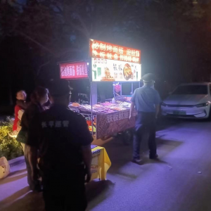 整治占道經營再發(fā)力 激發(fā)城市文明展新顏 —李園街道綜合行政執(zhí)法中隊違規(guī)占道經營集中 ...