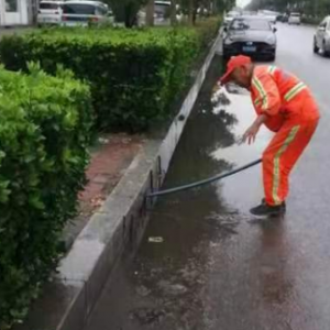 全面清理雨后路面淤泥積水，保持良好 道路環(huán)境