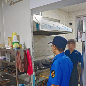 平度市東閣街道執(zhí)法中隊聚焦群眾訴求，全力整治餐飲油煙擾民 ...
