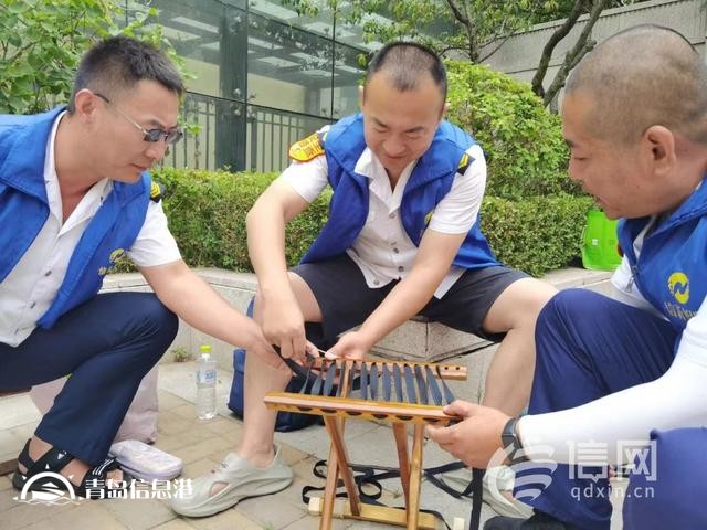 信新相映走進(jìn)錦苑社區(qū) 志愿者磨刀、維修鍋具樣樣在行