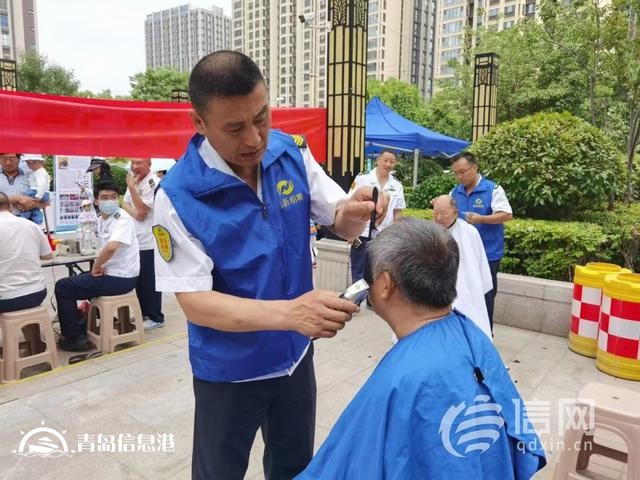 信新相映走進(jìn)錦苑社區(qū) 志愿者磨刀、維修鍋具樣樣在行