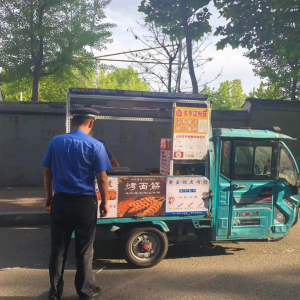 暖心護?！獌?yōu)化校園周邊市容環(huán)境秩序