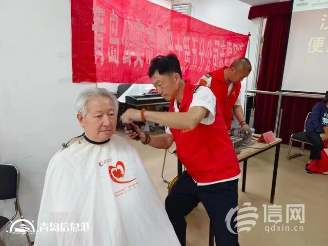 信新相映走進(jìn)漢口路社區(qū) 志愿者輕松為居民維修“老物件”