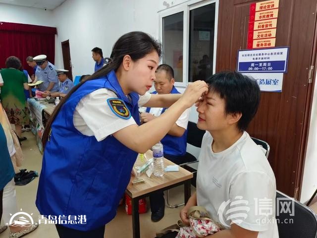 信新相映走進(jìn)漢口路社區(qū) 志愿者輕松為居民維修“老物件”