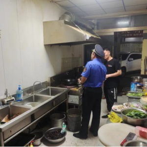 信用+執(zhí)法大力開展餐飲油煙夜查行動