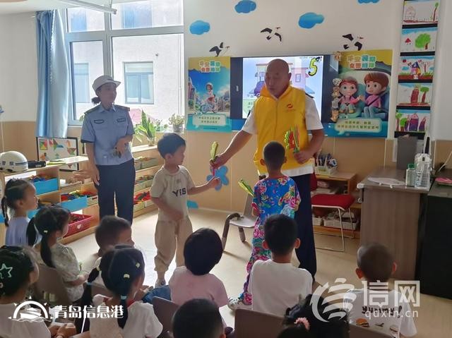 信新相映走進(jìn)智慧熊幼兒園 讓孩子們?cè)谟淇熘袑W(xué)習(xí)交通安全知識(shí)