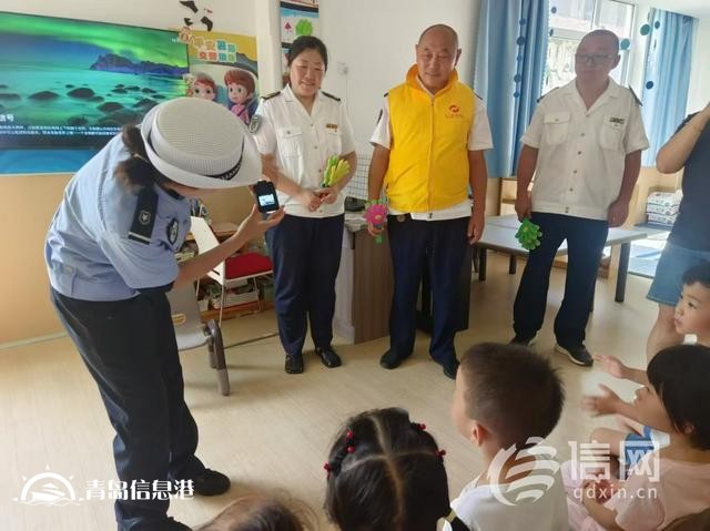 信新相映走進(jìn)智慧熊幼兒園 讓孩子們?cè)谟淇熘袑W(xué)習(xí)交通安全知識(shí)