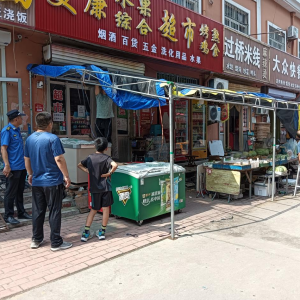集中整治市場私搭亂建行為 維護轄區(qū)市容秩序