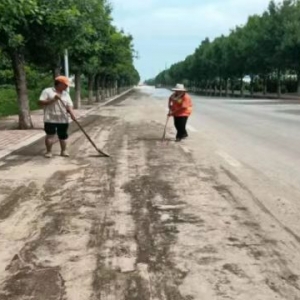 清理路面積土，恢復(fù)道路本色