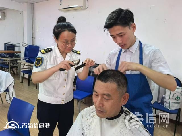 信新相映走進金水路社區(qū) 志愿者不斷“轉場”連續(xù)參加兩場活動