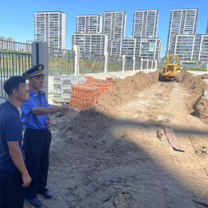 鳳臺執(zhí)法中隊加強在建工地?fù)P塵治理，守護(hù)城市藍(lán)天白云