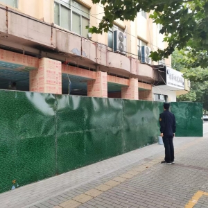 平度市東閣街道執(zhí)法中隊整治違規(guī)占道圍擋，還路于民