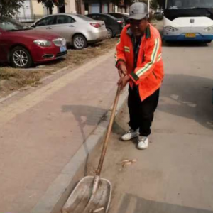 清理路面積土，確保道路整潔