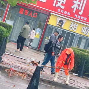 雨天作業(yè)不停歇，環(huán)衛(wèi)工人堅守崗位保潔凈