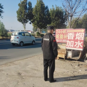 同和執(zhí)法中隊“清理違規(guī)廣告牌，城市煥新顏展風采”