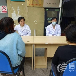 “一對一”為居民把脈問診 信新相映攜手海慈專家服務(wù)團走進社區(qū)