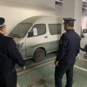鳳臺執(zhí)法中隊：整治“僵尸車”難題 還居民公共空間
