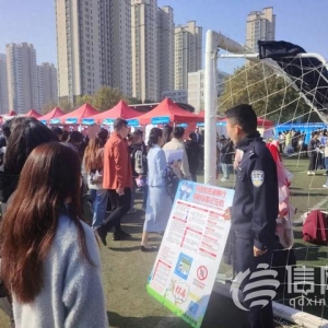 抵制網(wǎng)絡(luò)謠言共創(chuàng)清朗藍天 李滄公安趕熱潮線下精準宣講