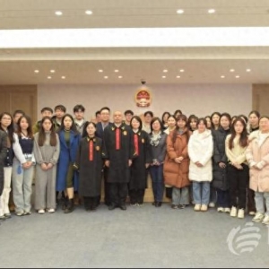 青島大學法學院師生走進涉外法務區(qū)開展旁聽庭審實踐活動