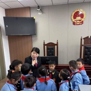 李滄法院聯合廣水路小學開展法治研學暨環(huán)保宣傳活動