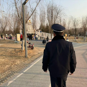 平度市鳳臺(tái)執(zhí)法中隊(duì)：公園護(hù)綠執(zhí)法進(jìn)行時(shí)，宣傳與監(jiān)管同行 ...