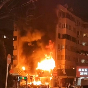 青島沈陽路一電動車行突發(fā)火情 撲救及時火勢很快被控制